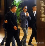 谢霆锋揉眼睛一脸疲态获众人簇拥保镖开路 谢霆锋揉眼睛一脸疲态获众人簇拥保镖开路